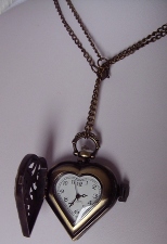 Montre bronze en forme de coeur