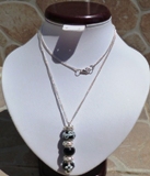 Sautoir en argent et perles noires style Pandora et strass